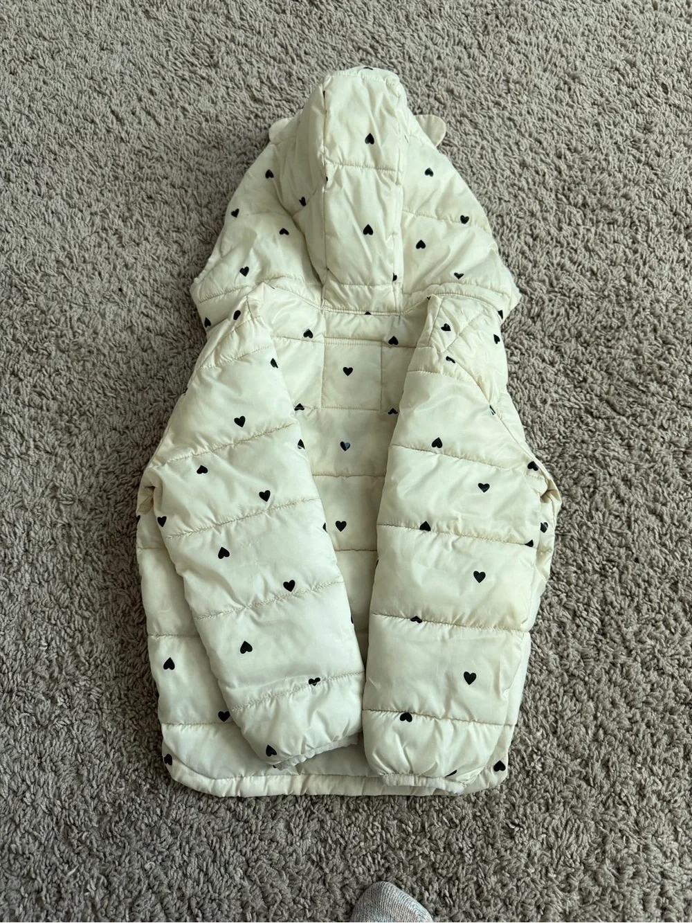 Preloved GAP Cream Quilted Hooded Jacket with Black Heart Print